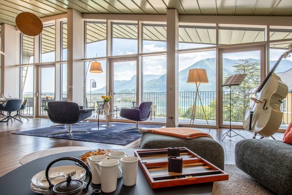 Blue Living room with view on the Annecy lake and their montains