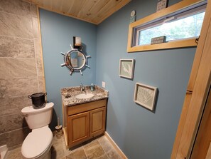 The other side to the Ocean Oasis bathroom 