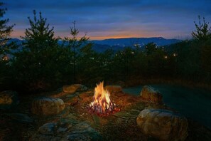 Tis the season for an outdoor fire, roasting marshmellows, and making smores!
