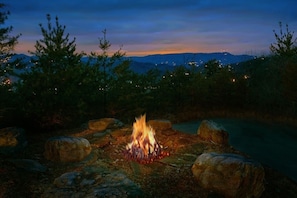 Tis the season for an outdoor fire, roasting marshmellows, and making smores!