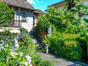 Pflanze, Gebäude, Eigentum, Fenster, Blume, Grün, Natur, Azurblau, Botanik, Haus