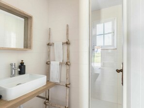 Miroir, Luminaire Plomberie, Évier, Robinet, Salle De Bains, Fenêtre, Lavabo, Bois