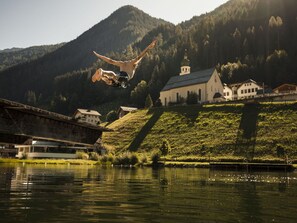Wasser, Himmel, Wasservorräte, Berg, Wolke, Hochland, Natürliche Landschaft, See, Sonnenlicht, Haus