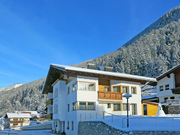 Himmel, Gebäude, Eigentum, Fenster, Berg, Blau, Schnee, Steigung, Haus, Wolke