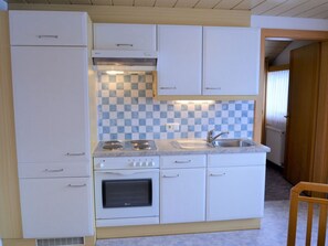 Cabinetry, Comptoir, Évier, Bâtiment, Cuisine, Robinet, Cuisinière, Sol, Sol, Principaux Appliance