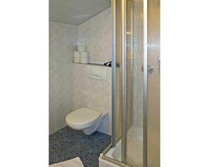 Propriété, Luminaire Plomberie, Porte De Douche, Porte, Salle De Bains, Bâtiment, Éclairage, Toilette, Design Intérieur