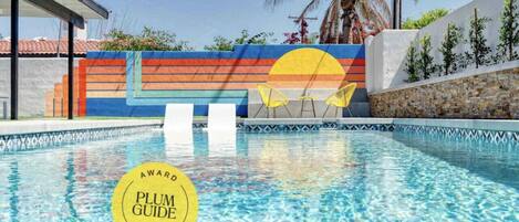 Sun-Kissed Amazing Heated Pool + Spa with rainbow mural!