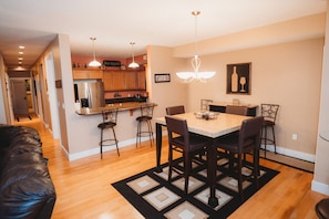 Breakfast Bar with Open Concept Dining Room Seating