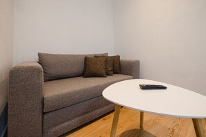 Ferienwohnung 5, Jenner, 1-2 Personen, 35qm, 1 Schlafzimmer mit eigenem Bad, Wohnküche, Terrasse-Sitzmöglichkeit