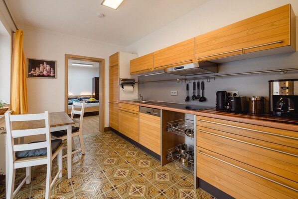 Ferienwohnung 5, Jenner, 1-2 Personen, 35qm, 1 Schlafzimmer mit eigenem Bad, Wohnküche, Terrasse-Küche
