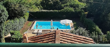 La piscina vista da terrazzo