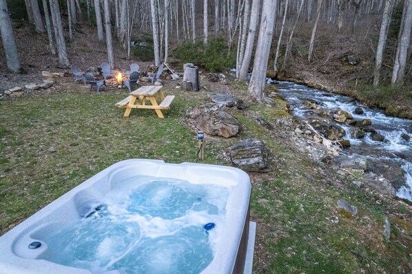 Outdoor spa tub