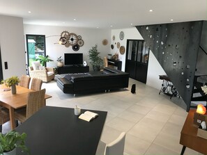 Salon. Derrière les portes verrières : la salle de jeux + la suite parentale