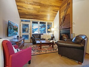 Payday Alpine Lodge is a rustic, yet refined 4 bedroom condo with plenty of space for your family and friends to enjoy Park City