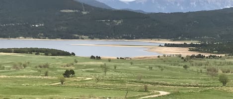 vue depuis la terrasse et les fenêtres de la maison
