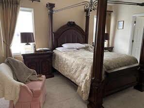 Master Bedroom Queen Bed & En-Suite