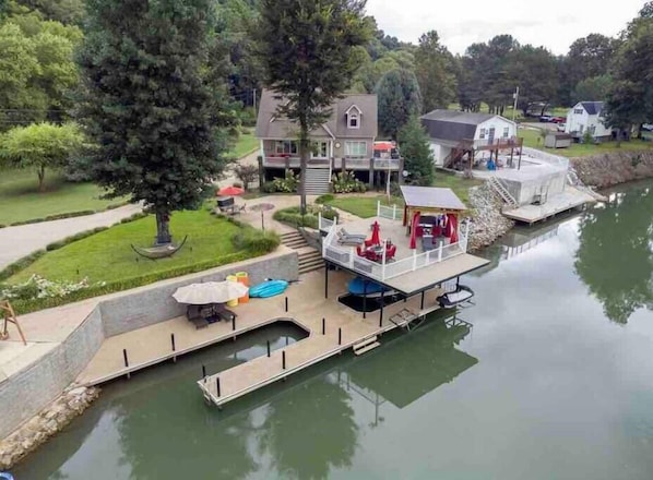 Great Waterfront Home w/LOTS of ammenities