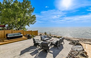 Lake Side, Patio, Hot Tub &amp; Seating