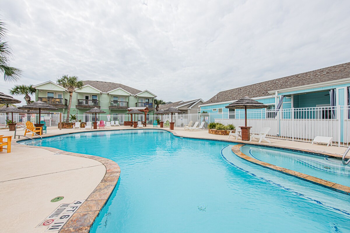 Sea Monkee- Pirates Bay! 2 Lagoon POOLS! Pets, & Kids Play area close to BEACH!