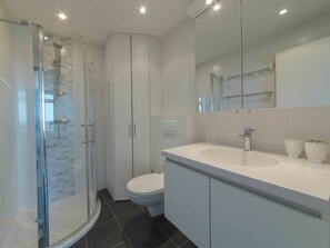 Miroir, Robinet, Luminaire Plomberie, Évier, Propriété, Lavabo, Salle De Bains, Bleu, Tete De Douche