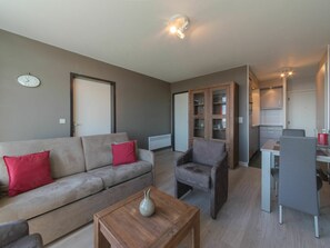 Table, Meubles, Canapé, Bâtiment, Cadre, Bois, Éclairage, Design Intérieur, Chaise, Salon
