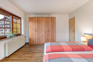 Ferienwohnung Nr. 1 Eichhörnchen, 70 qm-FW Eichhörnchen, mit 2x2 Meter Bett und großem Schrank