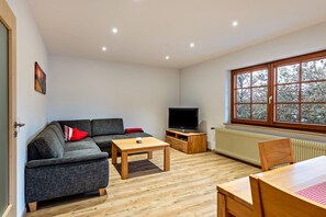 Ferienwohnung Nr. 1 Eichhörnchen, 70 qm-FW Eichhörnchen, gemütliches Wohnzimmer mit großem Sofa