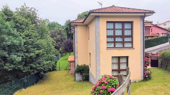 Property building,Facade/entrance,Garden,Garden view