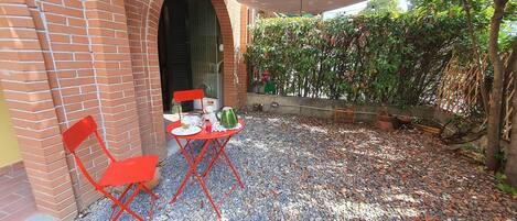 Eigentum, Möbel, Tabelle, Pflanze, Gartenmöbel, Stuhl, Tisch Im Freien, Gebäude, Schatten, Holz