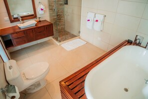 Spacious Masters ensuite bath with tub