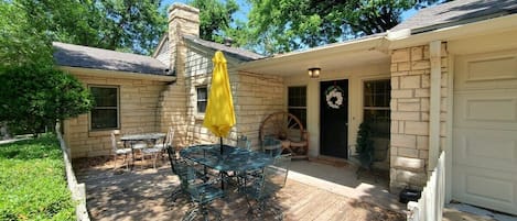 Gorgeous Austin stone ranch house with spacious patio! Green belt views will make you forget you're in the heart of Dallas!