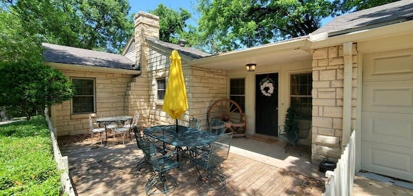 Gorgeous Austin stone ranch house with spacious patio! Green belt views will make you forget you're in the heart of Dallas!