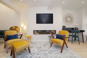 Fabulouse fire, smart TV and desk area for those who can't escape work