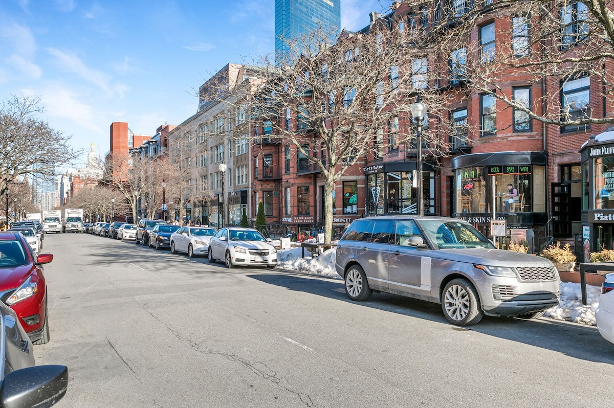 Classic Boston Studio on Newbury w/ A+ shopping and dining by Blueground