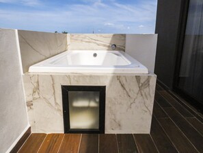 Outdoor spa tub