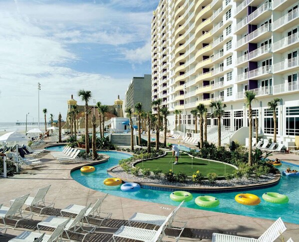 Beautiful pool with Lazy River
