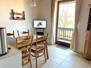 Ferienwohnung 40 qm Wohn-/Schlafzimmer und Balkon-Wohnraum mit offener Küche