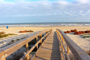 Bridge to the beach 