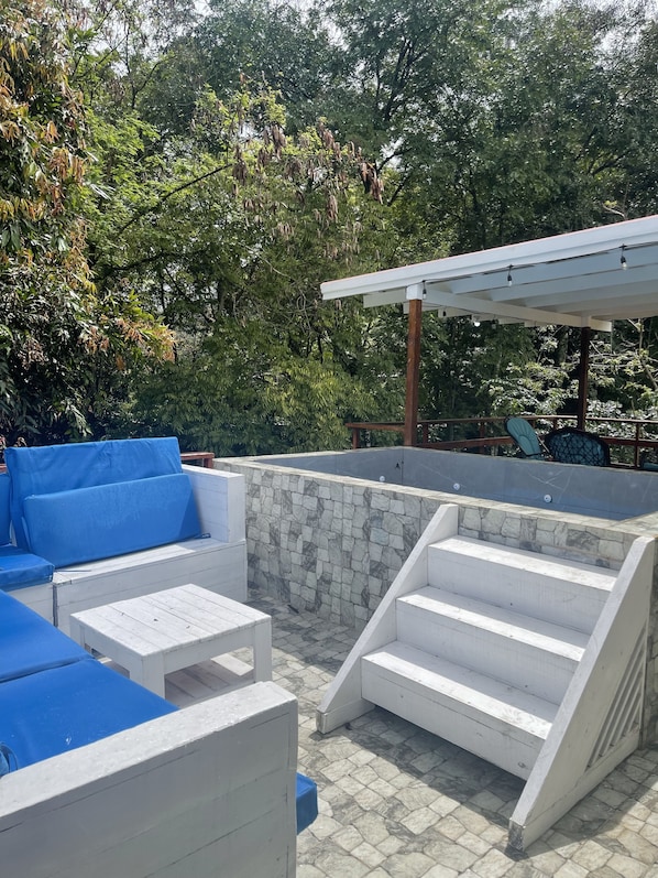 Outdoor spa tub