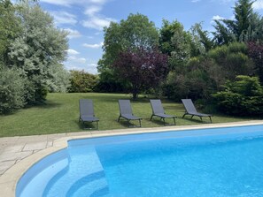 Piscine avec terrain devant le gîte

