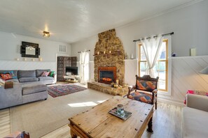 Living Room | Free WiFi | Central Heating | Smart TV | Gas Fireplace