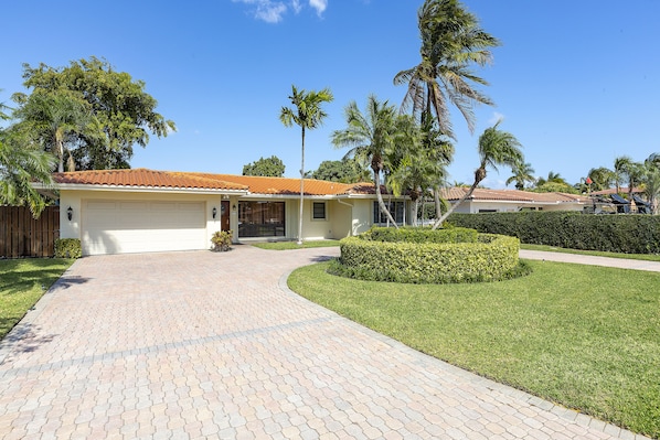 U-shaped driveway in front of the modern home