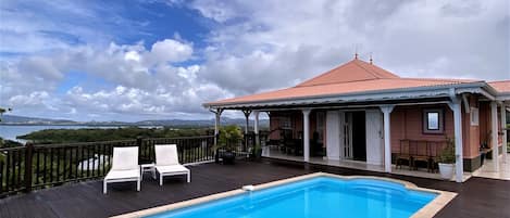 Piscine et large terrasse