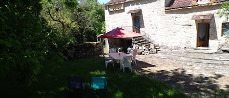 entrée de la maison ombragé et ensoleillé avec salon de jardin et transat