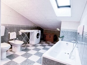 Bathroom with tub/shower, washing machine, bidet and WC: Functional and Comfortable