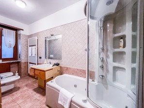 Bathroom with shower tub MYHOUSE INN RACCONIGI - Solo Affitti Brevi