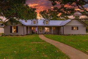 Imagine yourself walking into this perfectly picturesque home!