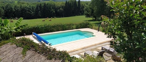 Piscine à partager avec l'autre gîte de 6 personnes