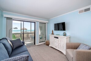 New furniture, coastal theme, bright and sunny, ocean has unobstructed view!