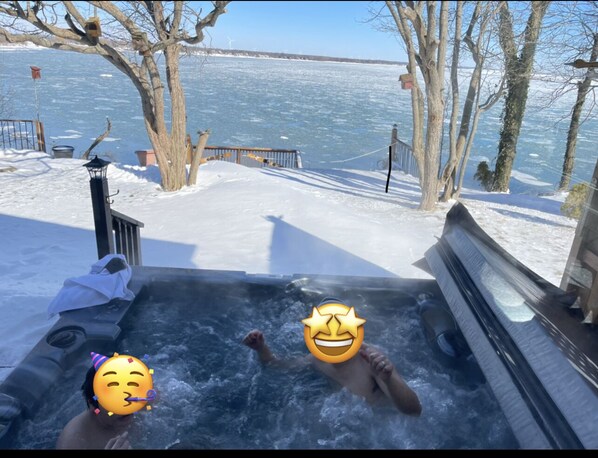 Outdoor spa tub